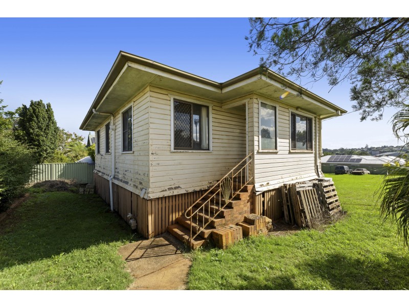 1 Kenilworth Street, North Toowoomba QLD 4350