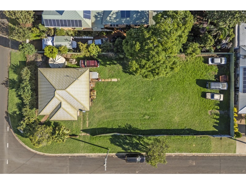 1 Kenilworth Street, North Toowoomba QLD 4350