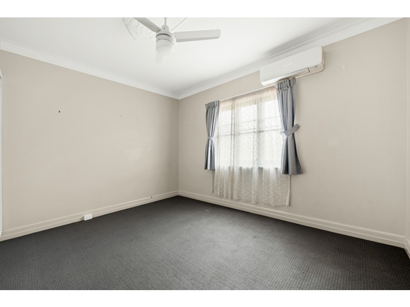 352 South Street, Harristown QLD 4350