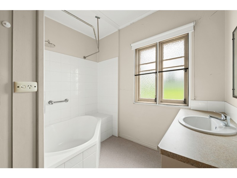 352 South Street, Harristown QLD 4350