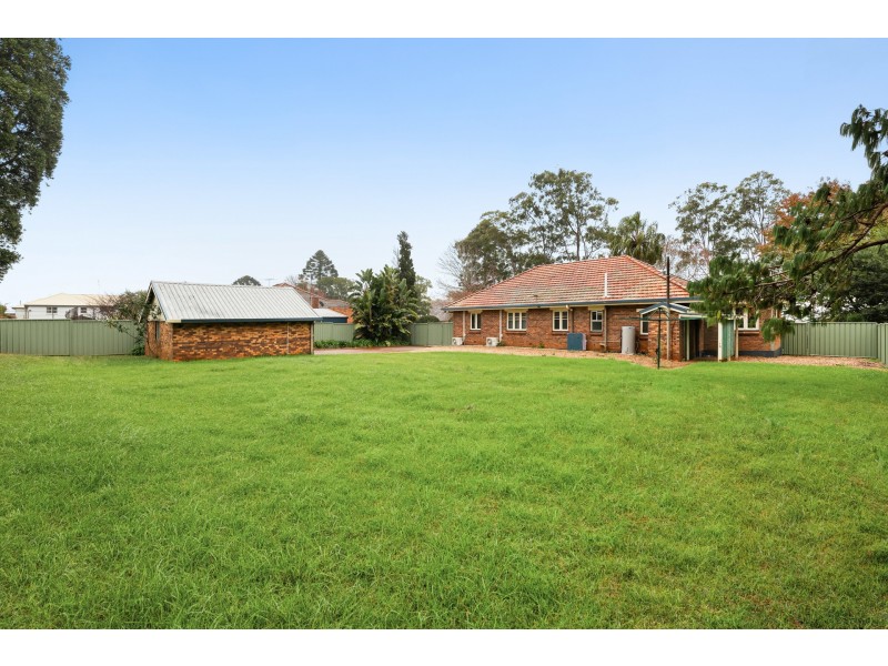 352 South Street, Harristown QLD 4350