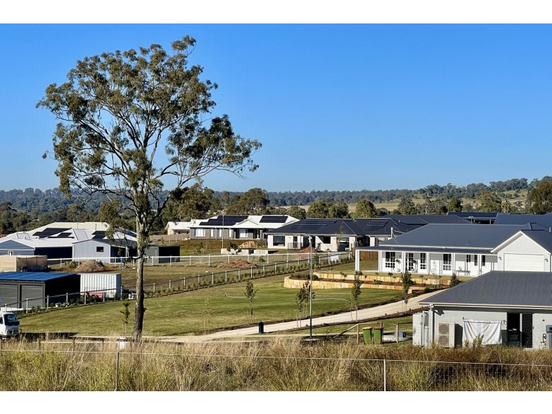 3 Seniah Court, Meringandan West QLD 4352