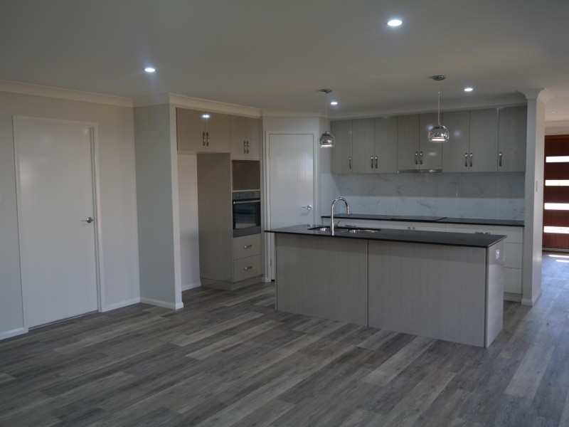 7 Madrid Court, Glenvale QLD 4350