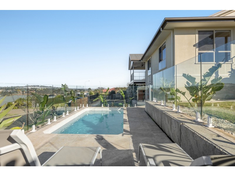 13 Dodson Crescent, Mount Kynoch QLD 4350