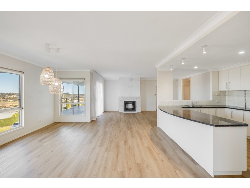 13 Dodson Crescent, Mount Kynoch QLD 4350