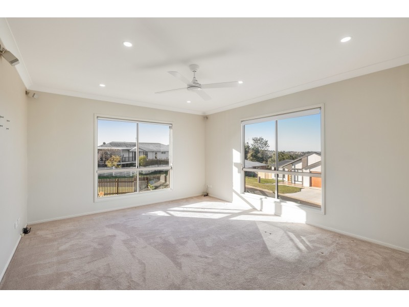 13 Dodson Crescent, Mount Kynoch QLD 4350