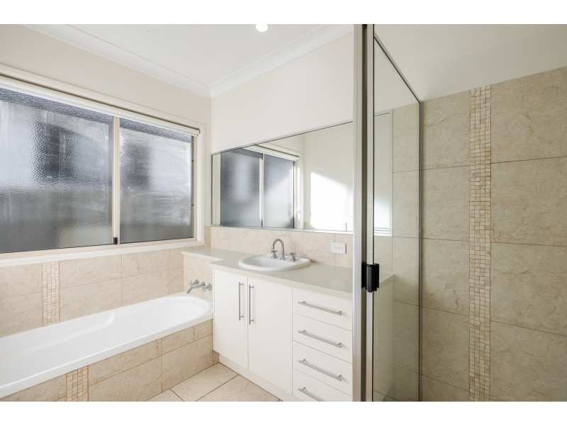 13 Dodson Crescent, Mount Kynoch QLD 4350