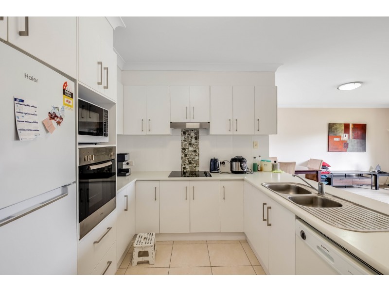 2/11 Sambar Court, Kearneys Spring QLD 4350
