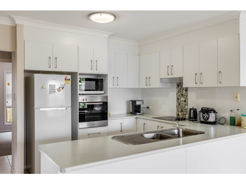 2/11 Sambar Court, Kearneys Spring QLD 4350