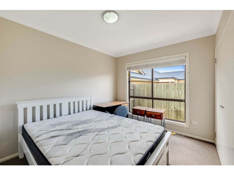 2/11 Sambar Court, Kearneys Spring QLD 4350