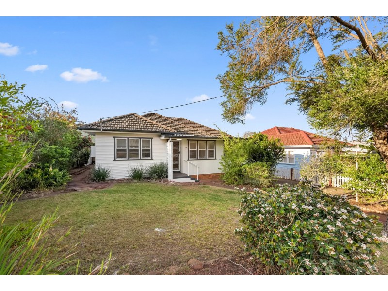 7 Norah Street, Centenary Heights QLD 4350