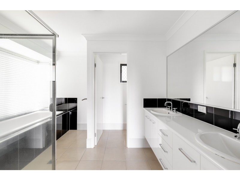 414 MacKenzie Street, Middle Ridge QLD 4350