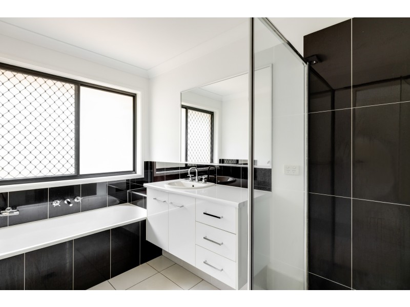414 MacKenzie Street, Middle Ridge QLD 4350