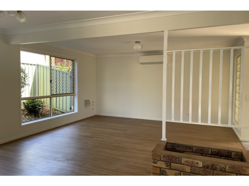2/390 Stenner Street, Kearneys Spring QLD 4350