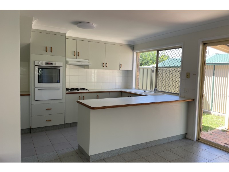 2/390 Stenner Street, Kearneys Spring QLD 4350