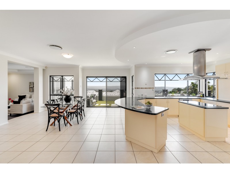 43 Windemere Terrace, Mount Lofty QLD 4350