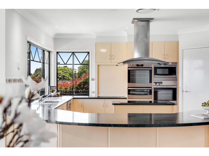 43 Windemere Terrace, Mount Lofty QLD 4350