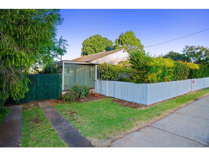 16 Hampton Street, Newtown QLD 4350