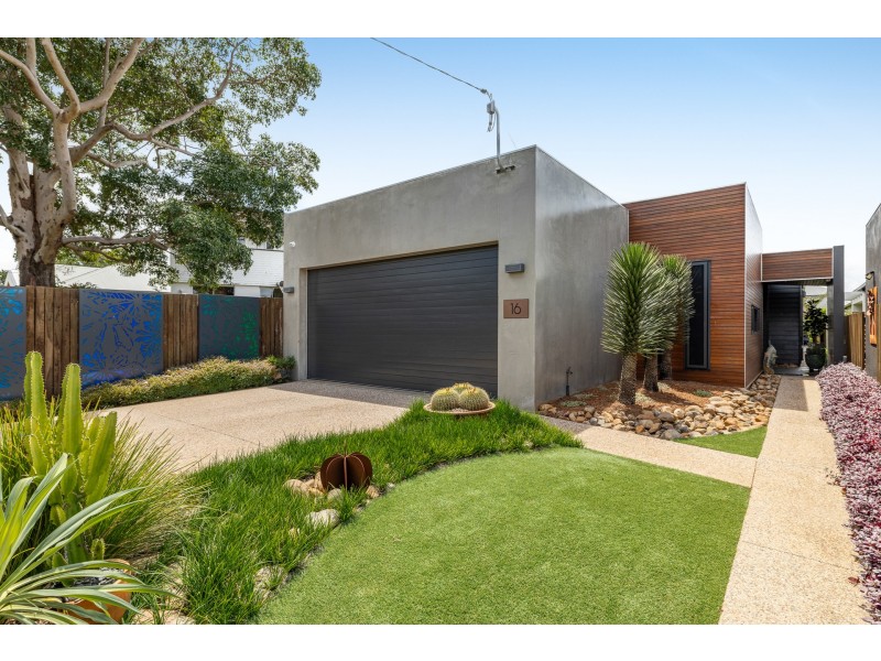 16 Simla Street, Mount Lofty QLD 4350