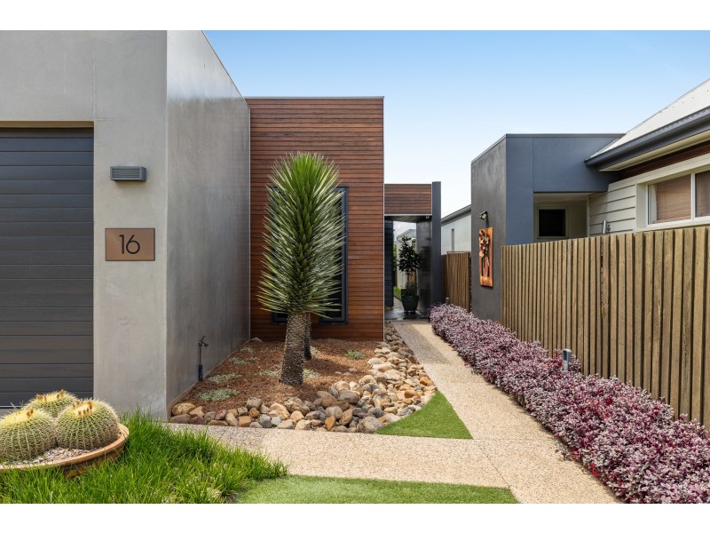 16 Simla Street, Mount Lofty QLD 4350