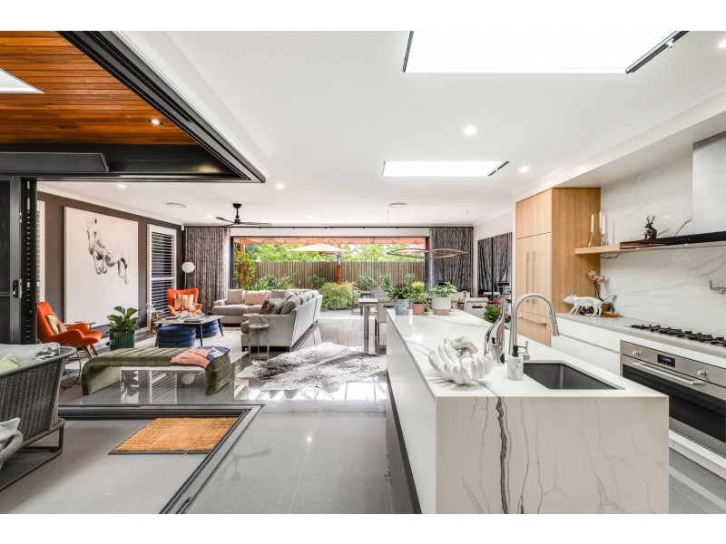 16 Simla Street, Mount Lofty QLD 4350