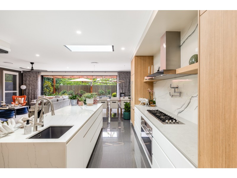 16 Simla Street, Mount Lofty QLD 4350