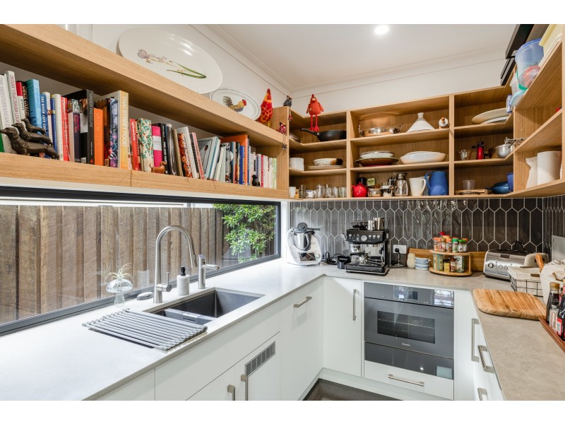 16 Simla Street, Mount Lofty QLD 4350