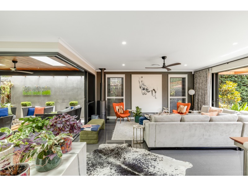 16 Simla Street, Mount Lofty QLD 4350