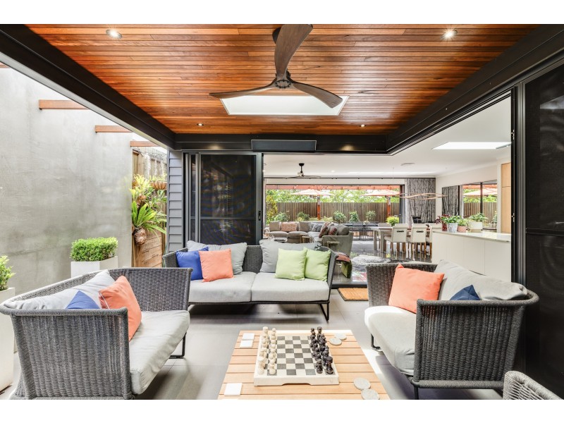 16 Simla Street, Mount Lofty QLD 4350