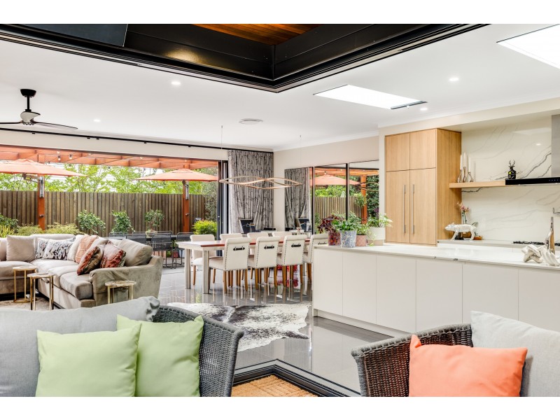 16 Simla Street, Mount Lofty QLD 4350