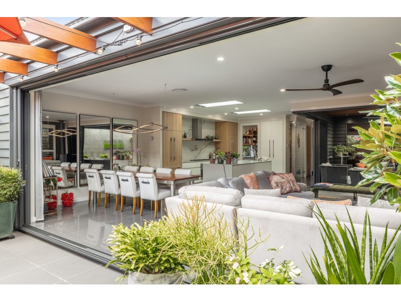 16 Simla Street, Mount Lofty QLD 4350