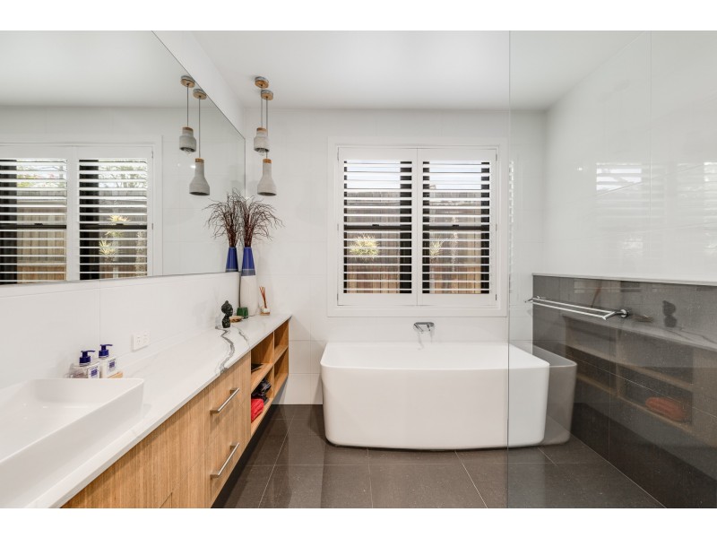 16 Simla Street, Mount Lofty QLD 4350