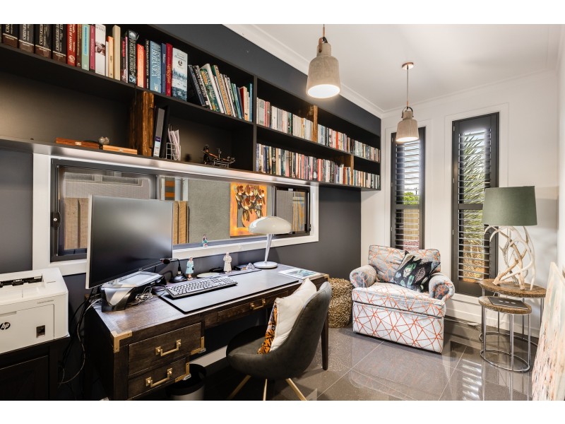 16 Simla Street, Mount Lofty QLD 4350