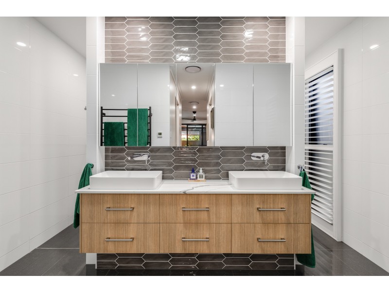 16 Simla Street, Mount Lofty QLD 4350