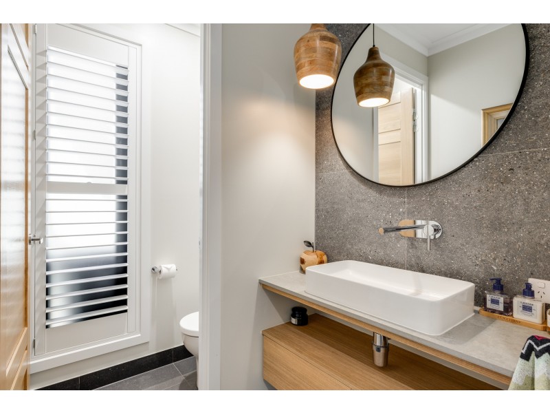 16 Simla Street, Mount Lofty QLD 4350