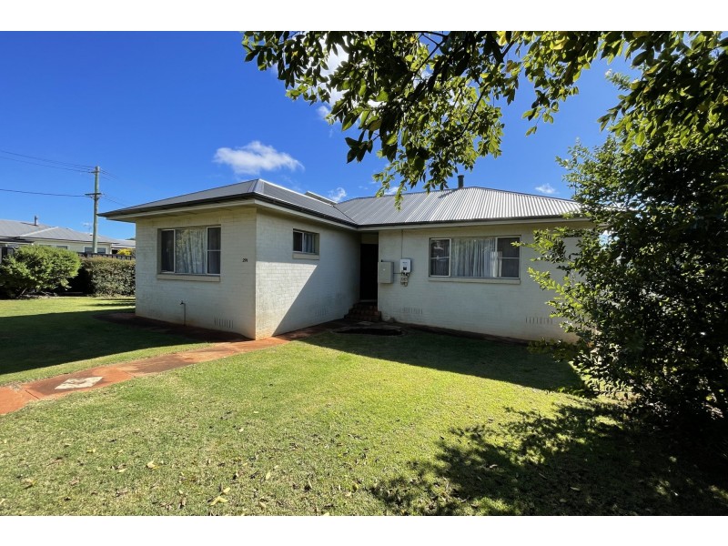 299 South Street, Harristown QLD 4350