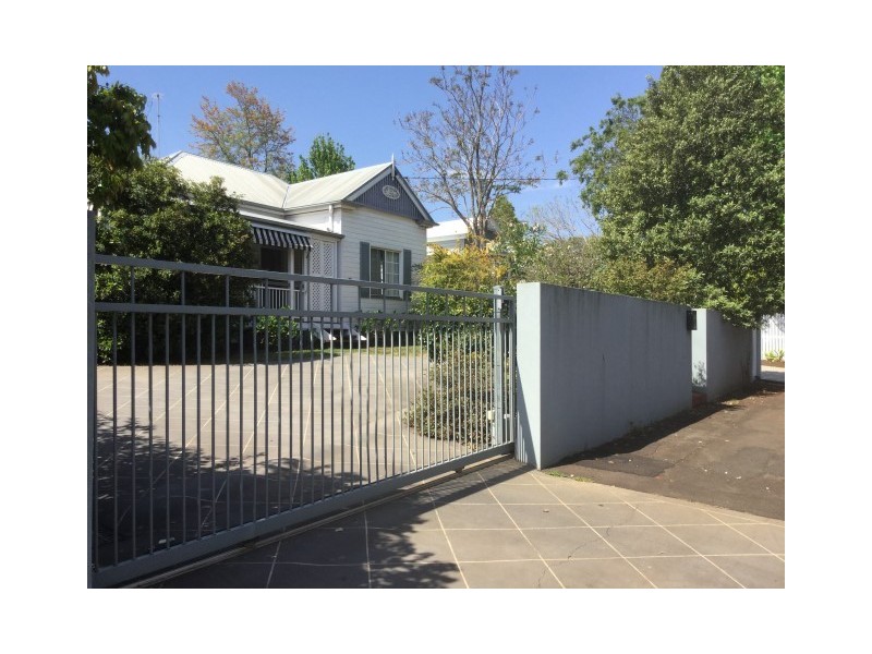 79 Bridge Street, Mount Lofty QLD 4350