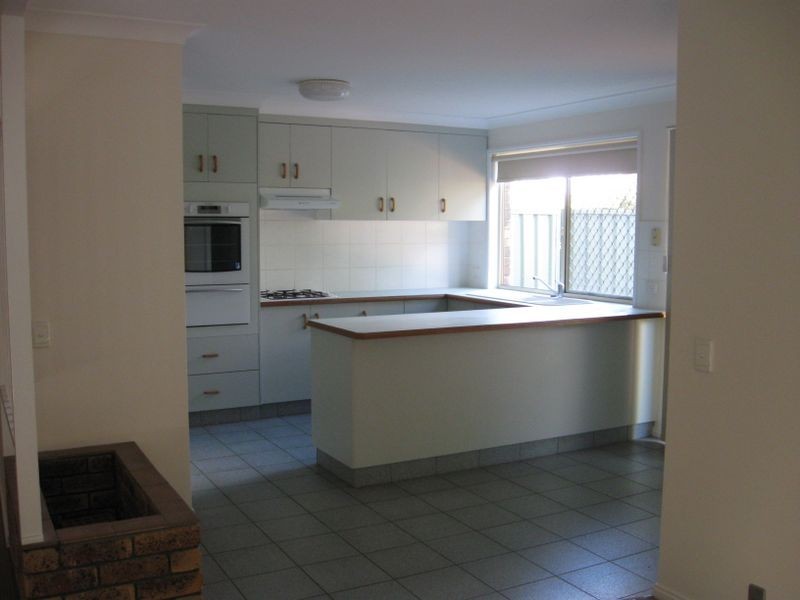 2/390 Stenner Street, Kearneys Spring QLD 4350
