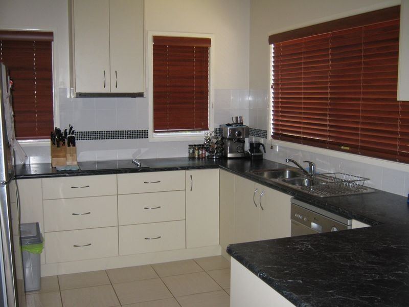 9 Spieker Street, Mount Lofty QLD 4350