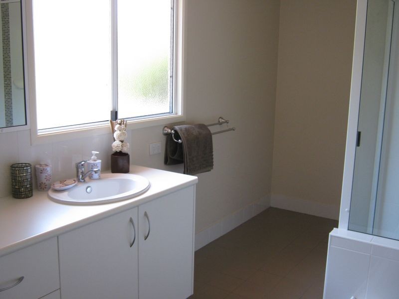 9 Spieker Street, Mount Lofty QLD 4350