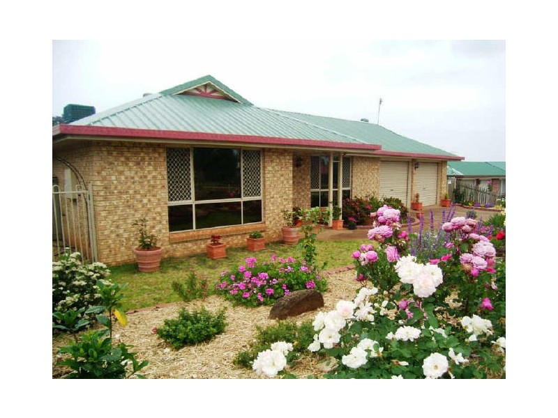 4 Gainsborough Drive, Glenvale QLD 4350