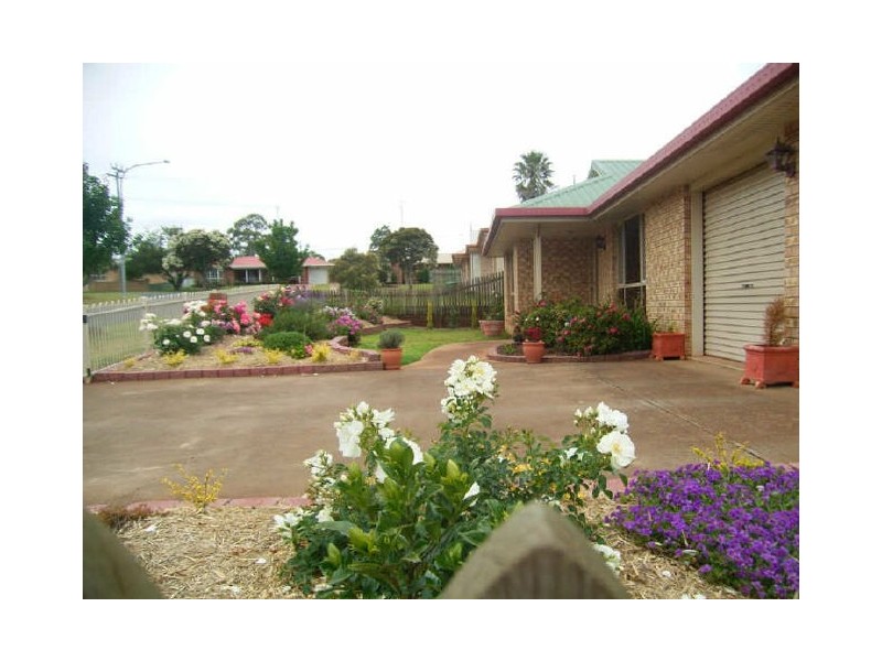 4 Gainsborough Drive, Glenvale QLD 4350