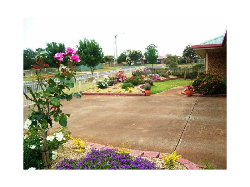 4 Gainsborough Drive, Glenvale QLD 4350