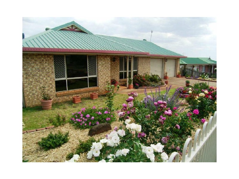 4 Gainsborough Drive, Glenvale QLD 4350