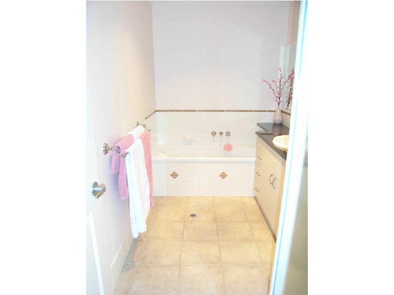 2/11 Horrocks Crescent, Kearneys Spring QLD 4350