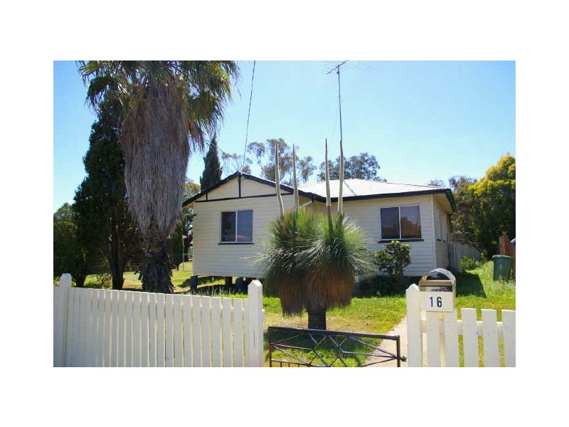 16 Davidson Street, Oakey QLD 4401