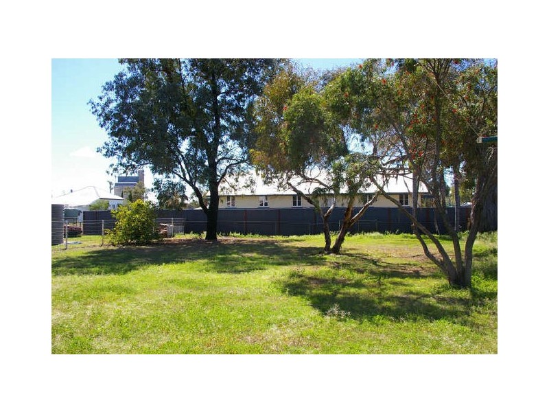 16 Davidson Street, Oakey QLD 4401