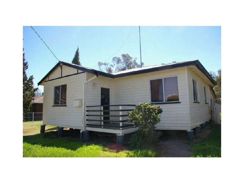 16 Davidson Street, Oakey QLD 4401