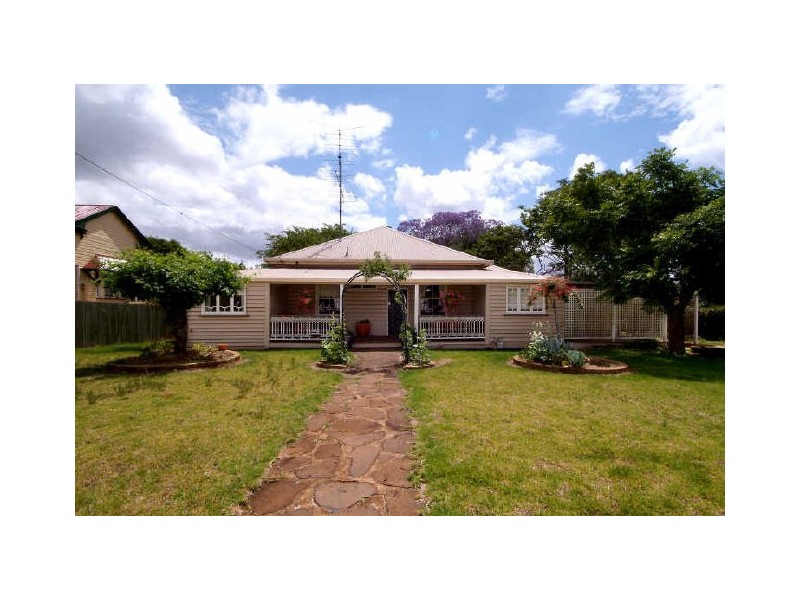 7 Clyde Street, Mount Lofty QLD 4350