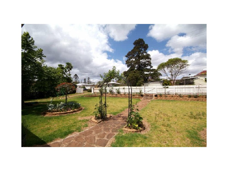 7 Clyde Street, Mount Lofty QLD 4350